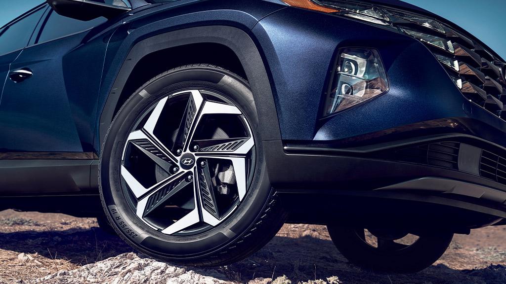 Acercamiento a rines de Hyundai Tucson Híbrida color azul