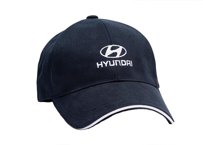 Gorra azul marino con logotipo Hyundai al frente
