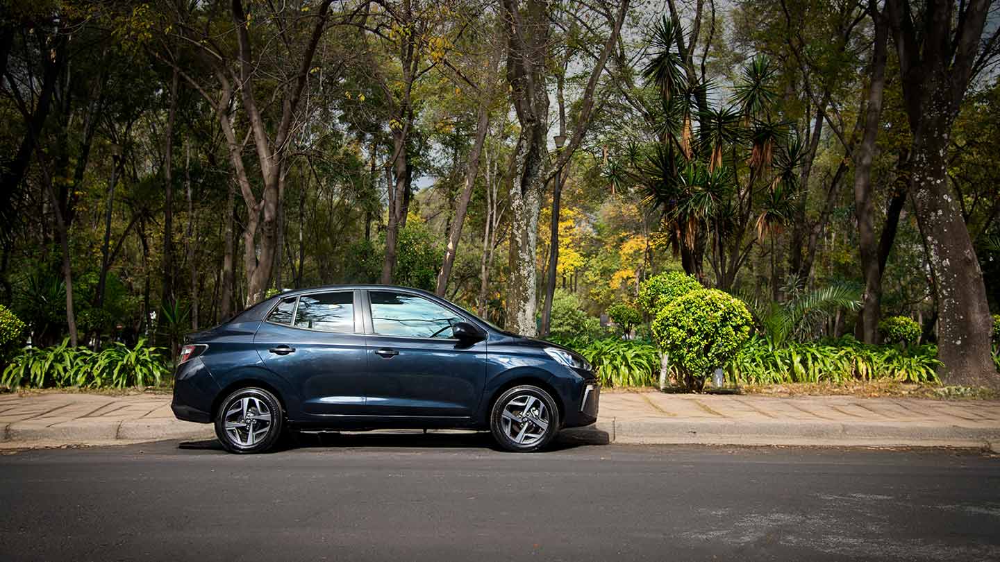 Grand i10 Sedán color azul estacionado junto a un parque